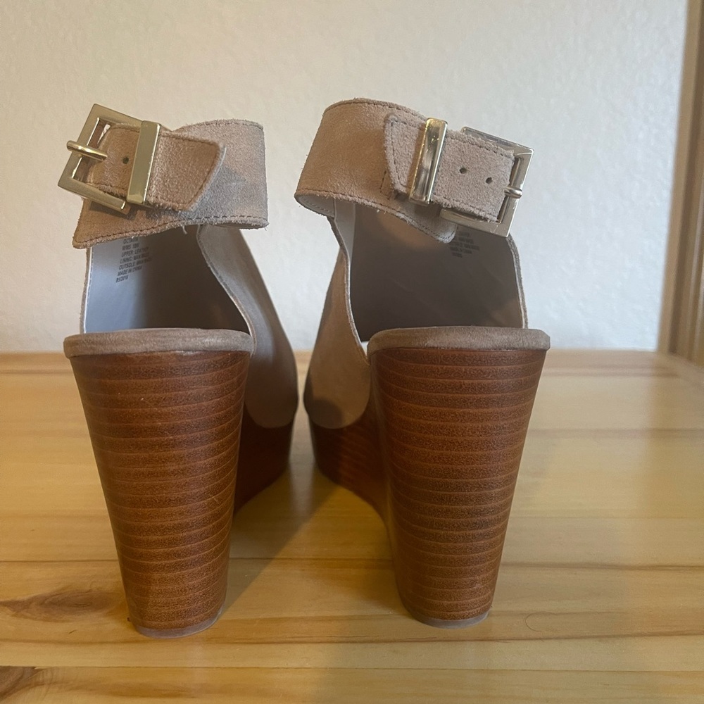 Kenneth Cole Women’s 10M Octavia Ankle Wedge Beige Suede Leather Peep Toe - Picture 4 of 9